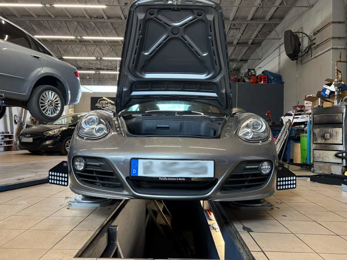 Porsche Cayenne na podnośniku 4-kolumnowym podczas pomiaru geometrii kół 3D – Tiger Serwis