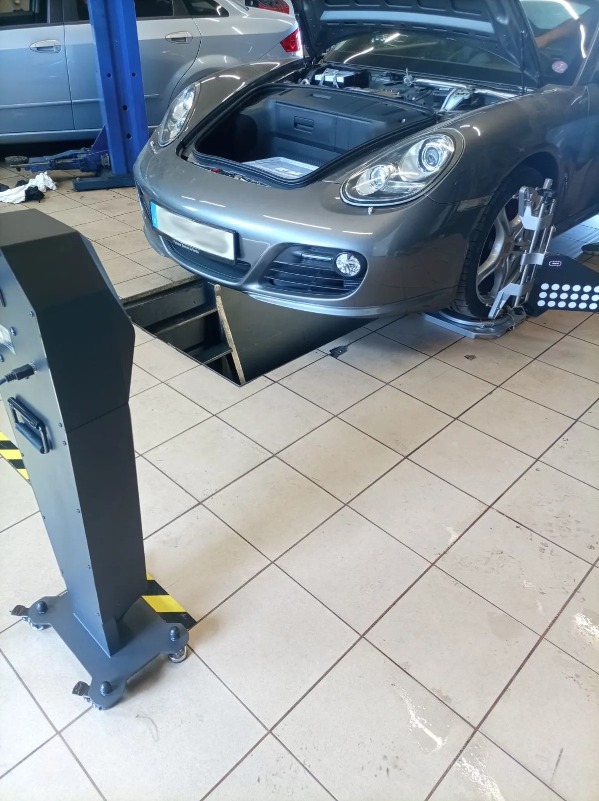 Porsche Cayman na stanowisku geometrii kół 3D w Tiger Serwis – widok z perspektywy stojaka FCAR FD-505