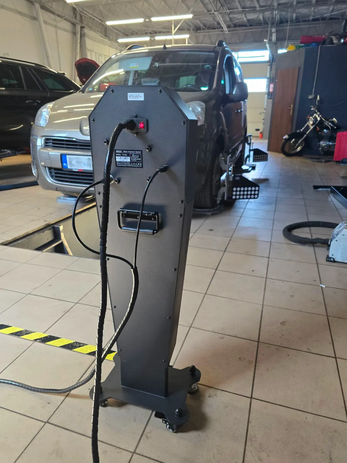 Stojak urządzenia FCAR FD-505 na hali warsztatu Tiger Serwis – w tle Fiat Panda na sąsiednim stanowisku