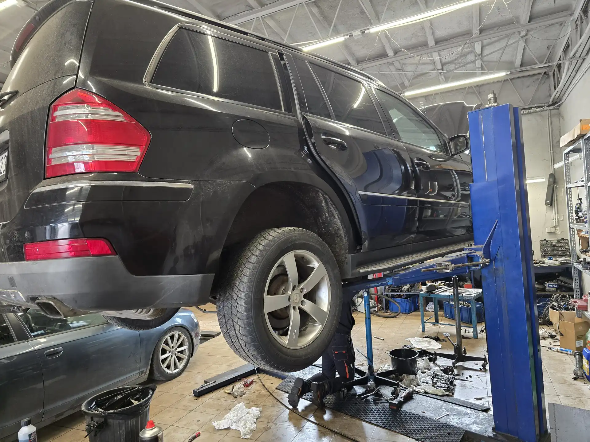 Samochód na podnośniku w warsztacie Tiger Serwis podczas serwisu mechanicznego