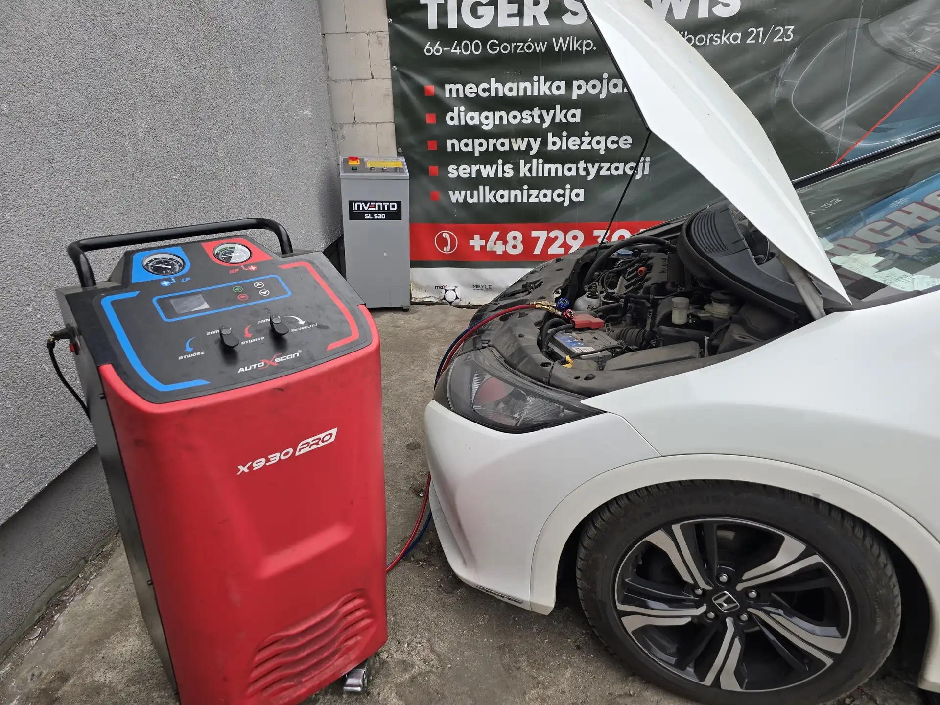 Serwis klimatyzacji samochodowej – stacja AutoXscan X930 Pro podłączona do Hondy przy warsztacie Tiger Serwis
