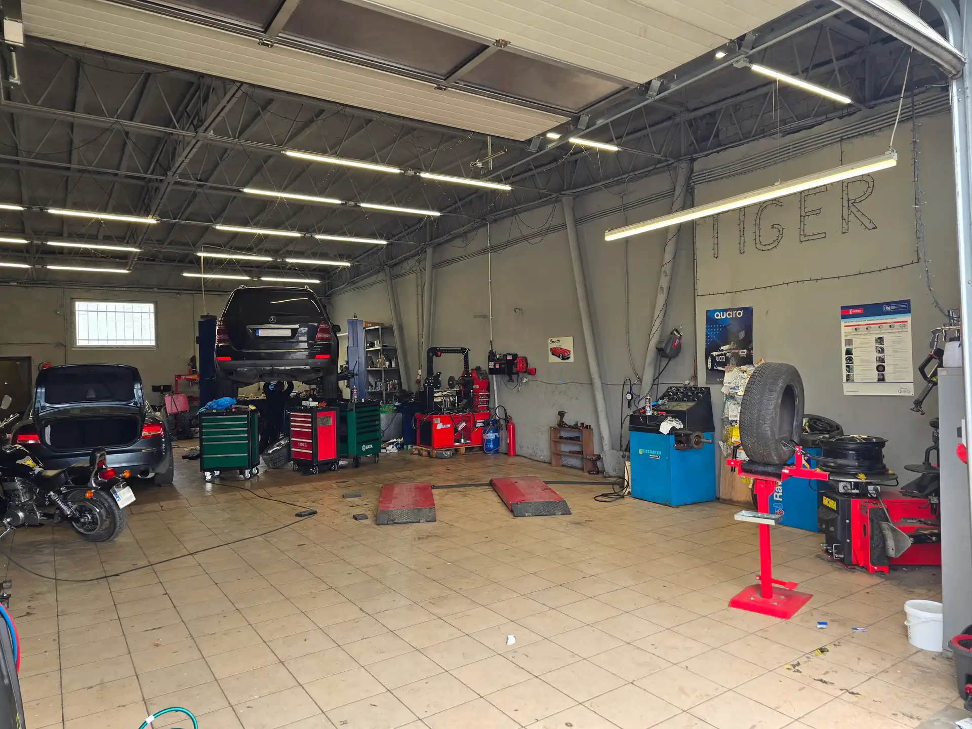 Wnętrze warsztatu Tiger Serwis - podnośnik, montażownica i stanowiska serwisowe