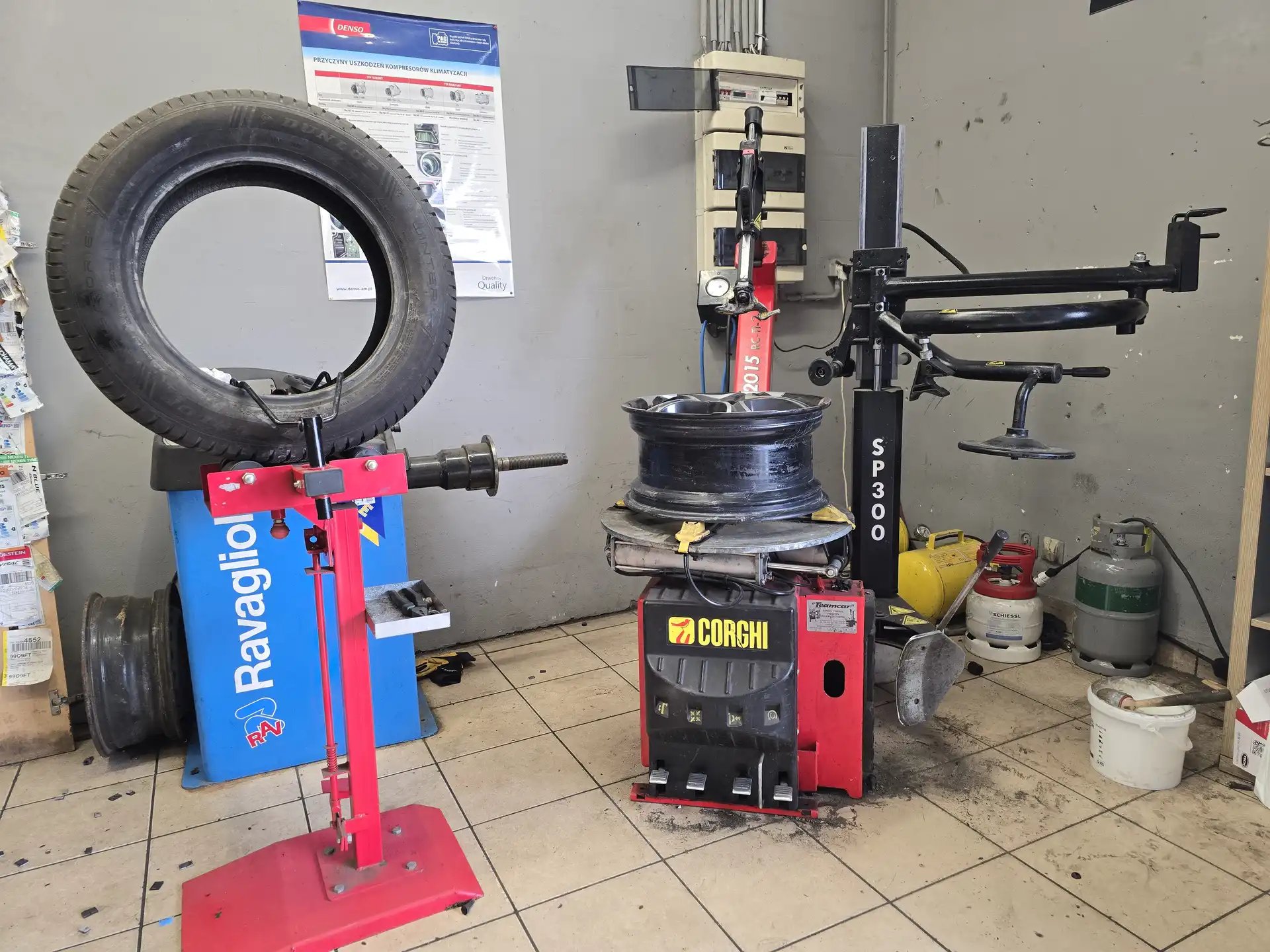 Stanowisko wulkanizacyjne Tiger Serwis – montażownica Corghi SP300 i wyważarka Ravaglioli