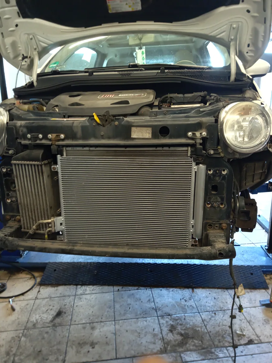 Naprawa układu klimatyzacji w Fiacie 500 – wymiana skraplacza