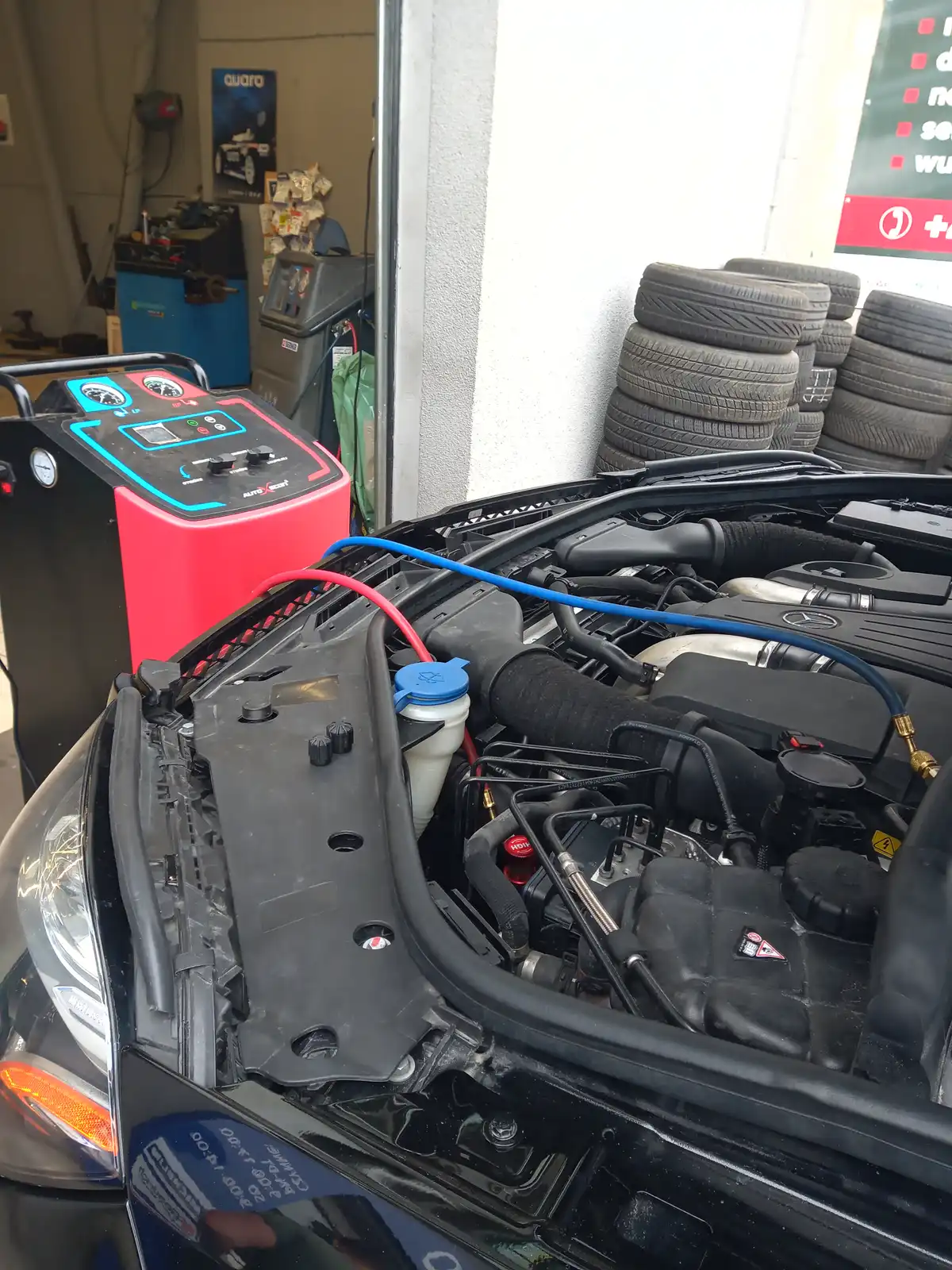 Serwis klimatyzacji – stacja podłączona do silnika samochodu w warsztacie Tiger Serwis