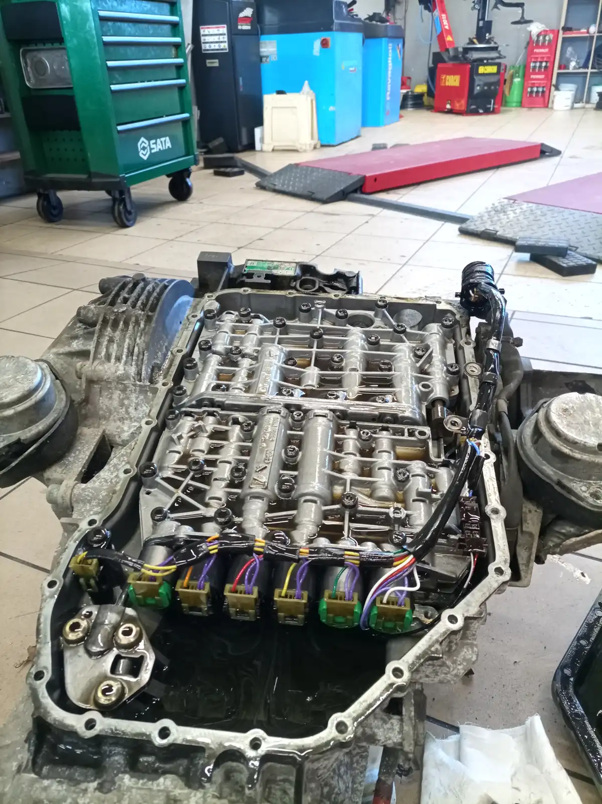 Otwarta mechatronika skrzyni biegów na stole warsztatowym – naprawa w Tiger Serwis