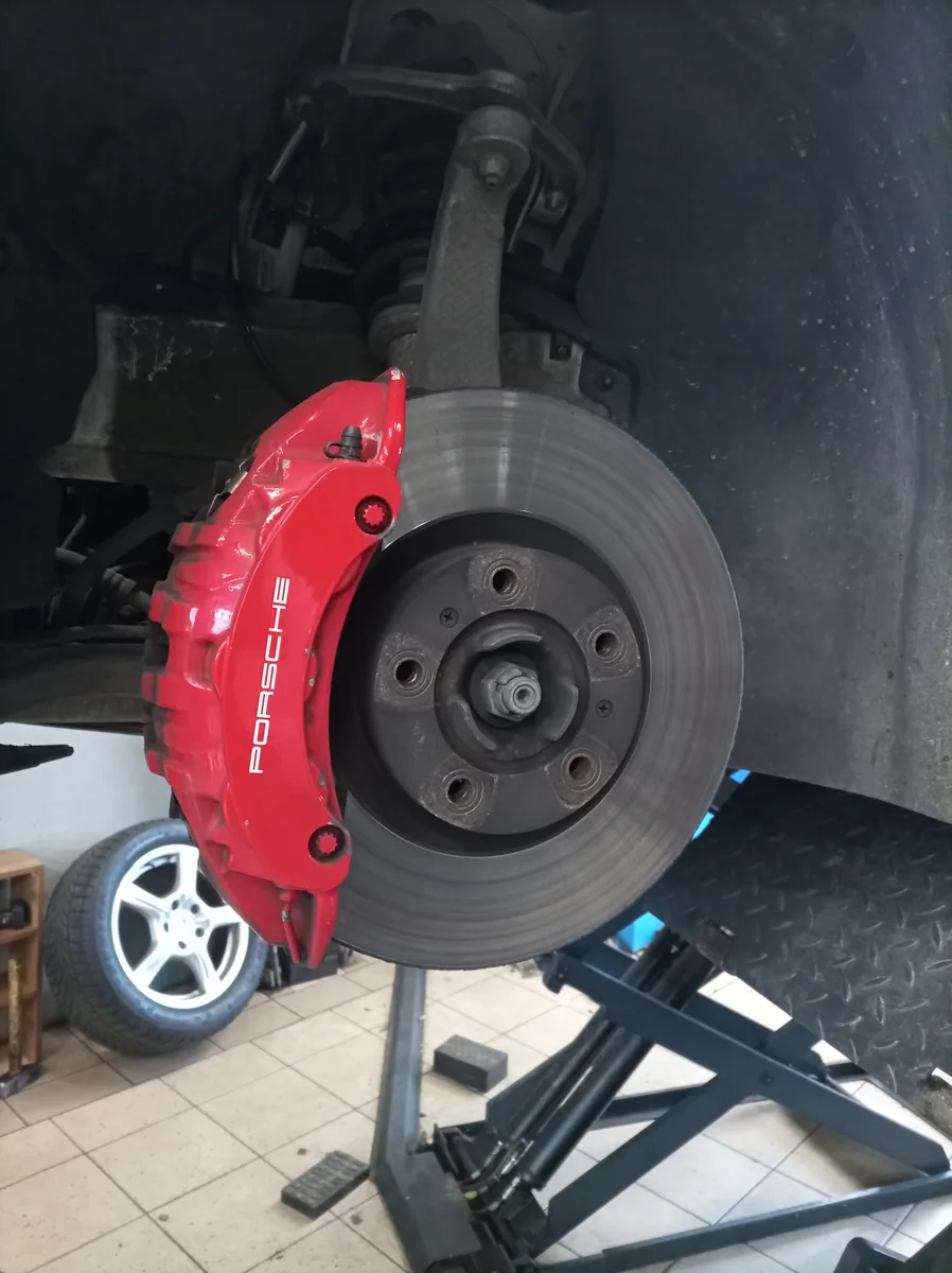 Zacisk hamulcowy Porsche 6-tłoczkowy – serwis hamulców Tiger Serwis