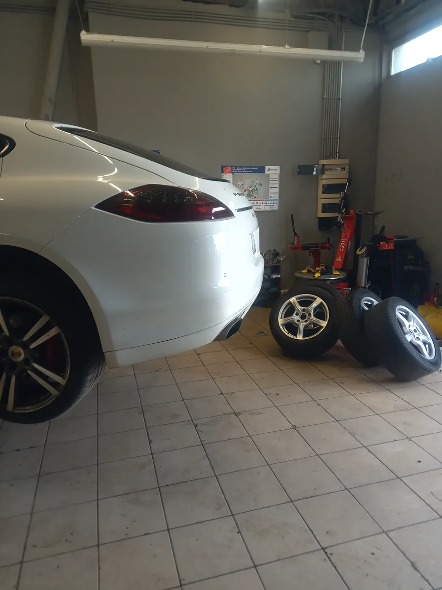 Wymiana sezonowa kół w Porsche Panamera – Tiger Serwis