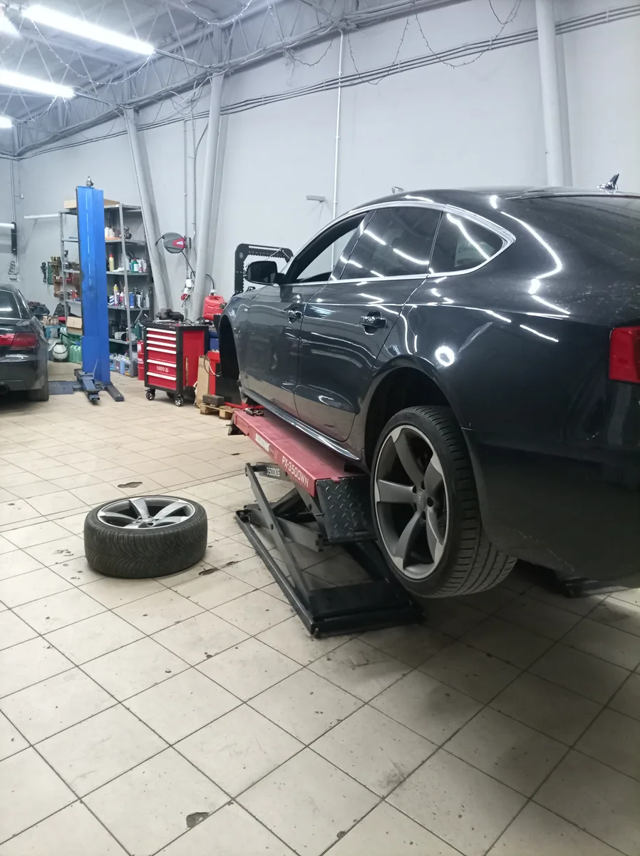 Wymiana kół w Audi A5 na podnośniku – wulkanizacja Tiger Serwis