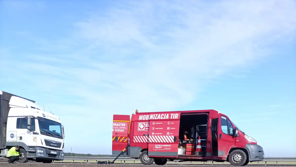 Bus serwisowy Tiger Serwis / Euromaster przy mobilnym serwisie ciężarówki MAN na drodze