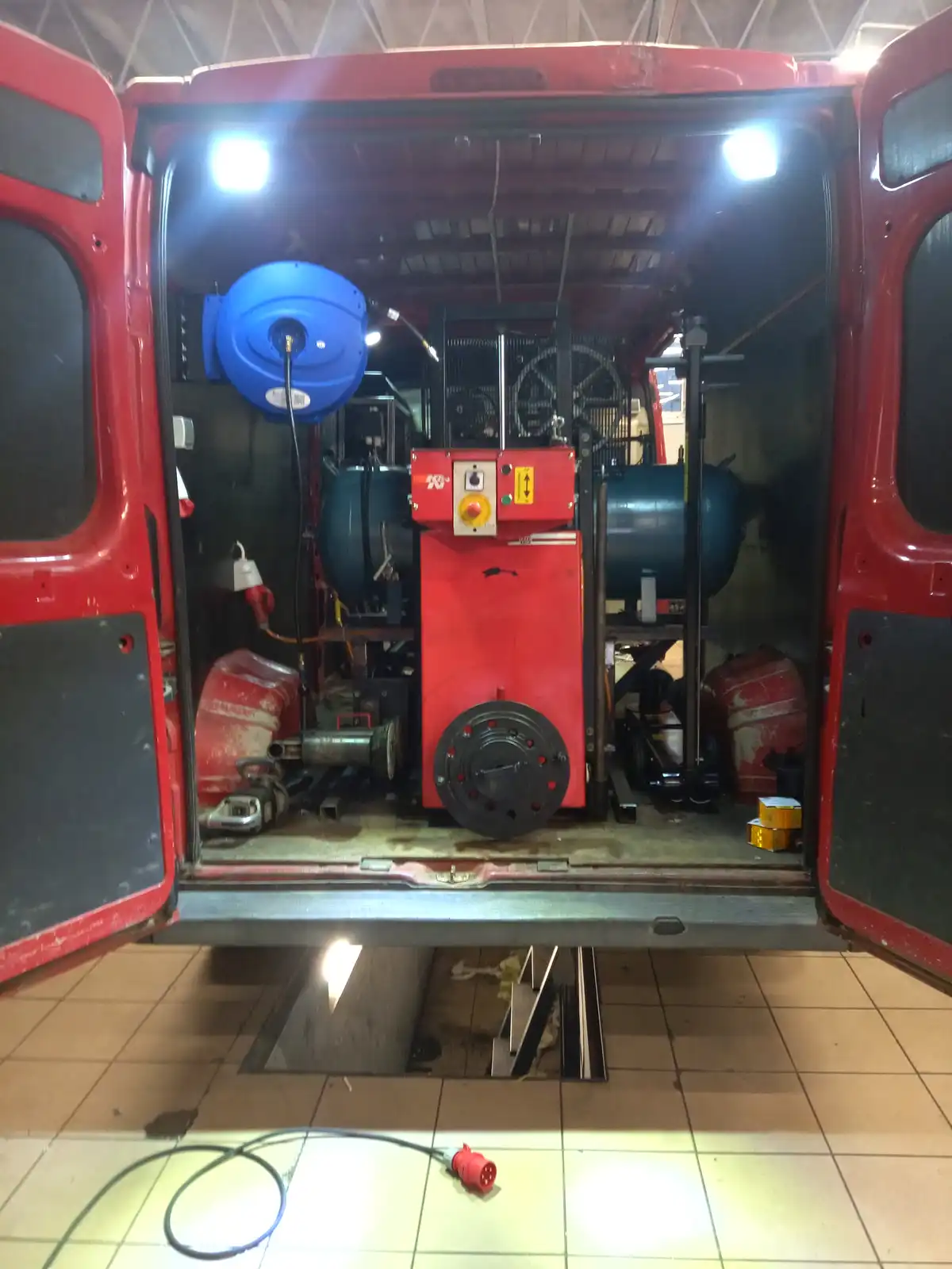 Wnętrze busa serwisowego Tiger Serwis – kompresor, zwijadło i sprzęt do mobilnej wulkanizacji