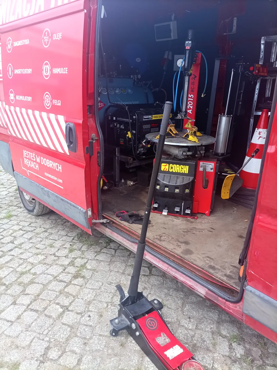 Wnętrze busa Tiger Serwis – montażownica Corghi A2015 w aucie mobilnym