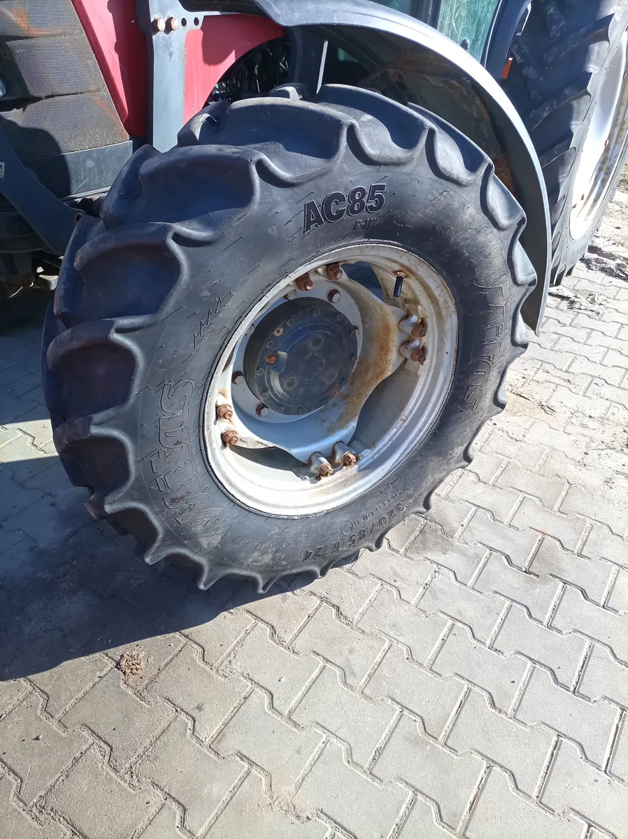 Wymiana koła w traktorze Massey Ferguson – mobilny serwis rolniczy