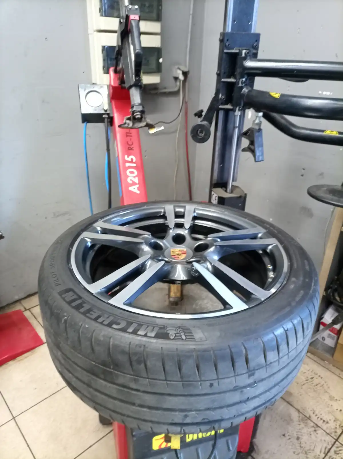 Felga Porsche z oponą Michelin Pilot Sport na montażownicy Corghi – wulkanizacja Tiger Serwis